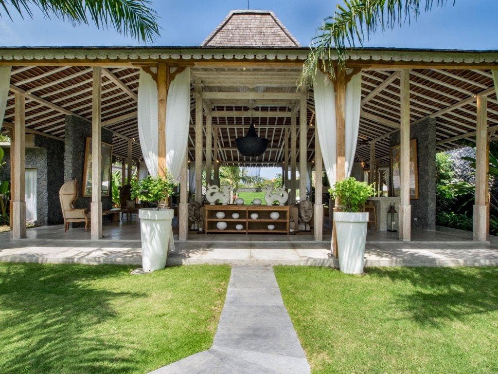 Villa Mannao by Villa Finder