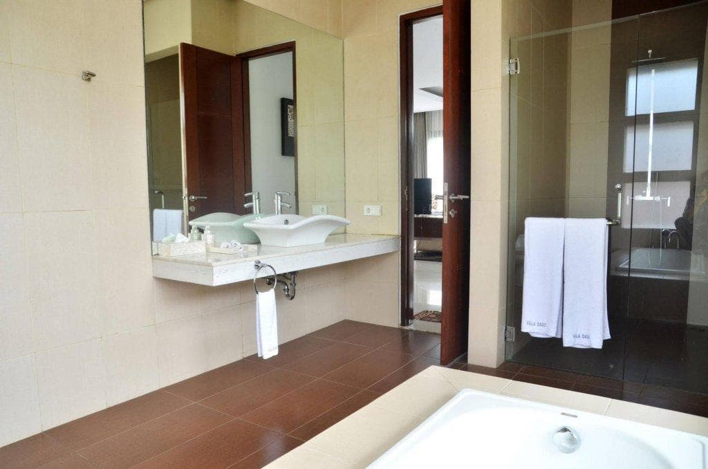 Breeze Blows City View 5 Br Heated Pool and a Billiard