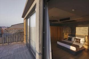 Red Stone Hotel