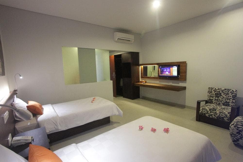 Fourteen Roses Legian Hotel