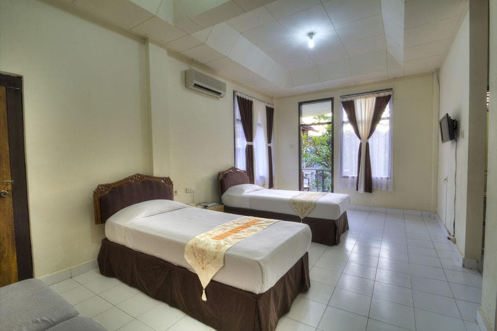 Fourteen Roses Legian Hotel