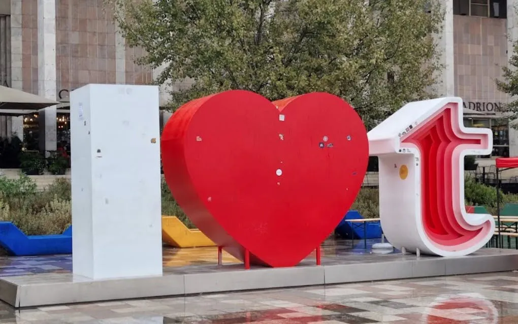 티라나 길거리 음식 & 랜드마크 가이드 도보 투어 – 요리 6가지, 디저트 1가지, 달레, 물 포함