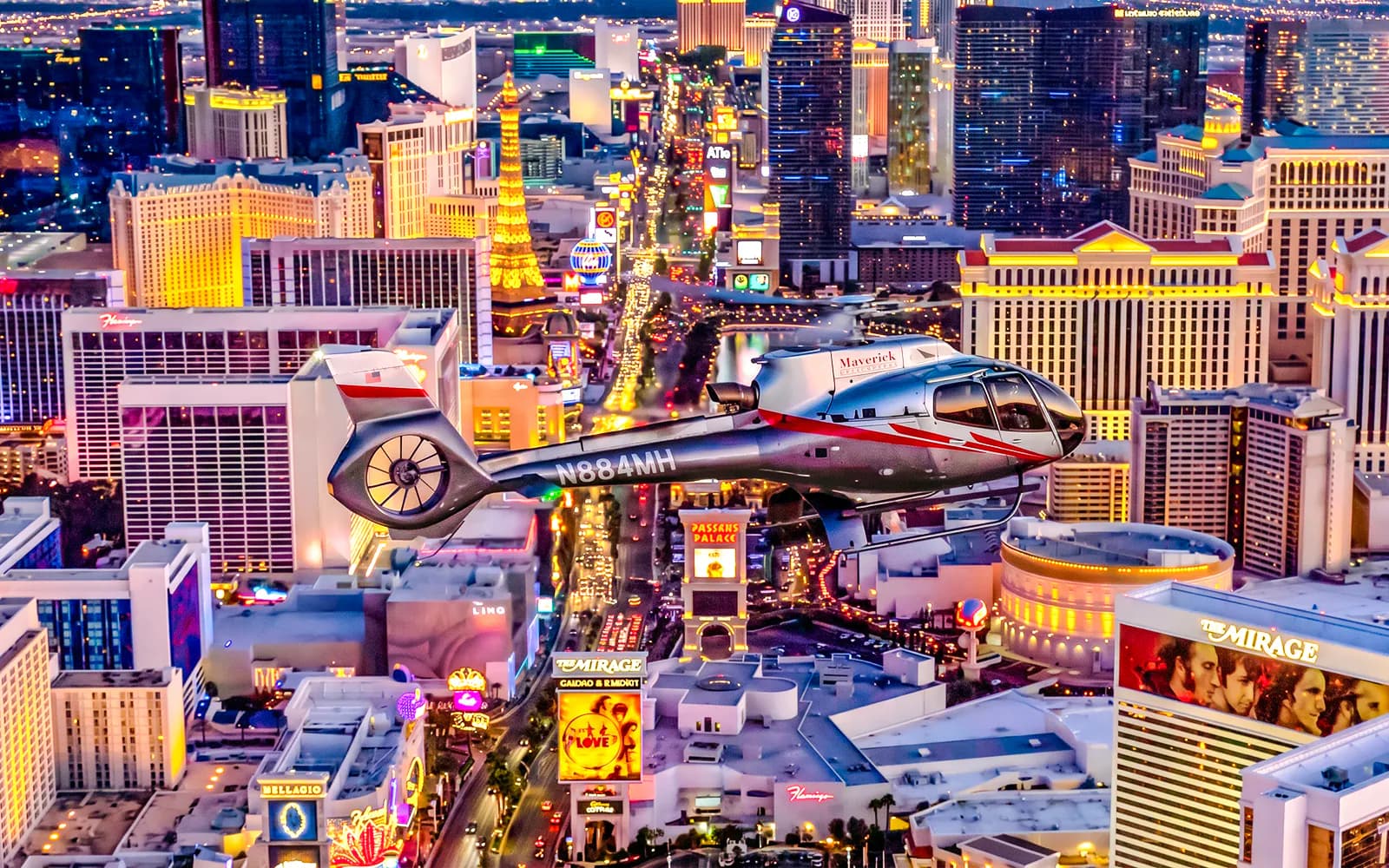 Maverick Helicopters: 12분 라스베이거스 스트립 나이트 헬리콥터 투어