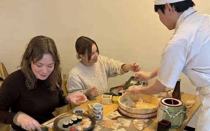 아사쿠사 도쿄 스시 만들기 클래스 (사케 & 말차 의식 포함)
