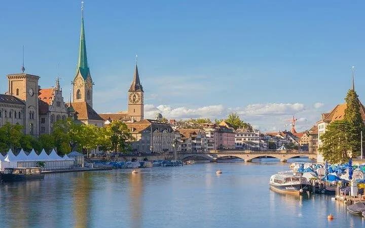 Zurich Private City Tour with Lake Zurich Cruise and Lindt Home of Chocolate