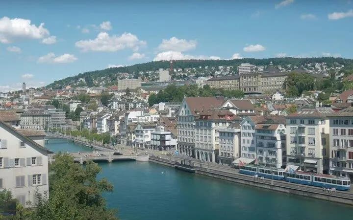 Zurich Private City Tour with Lake Zurich Cruise and Lindt Home of Chocolate