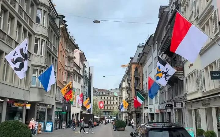 Zurich Private City Tour with Lake Zurich Cruise and Lindt Home of Chocolate