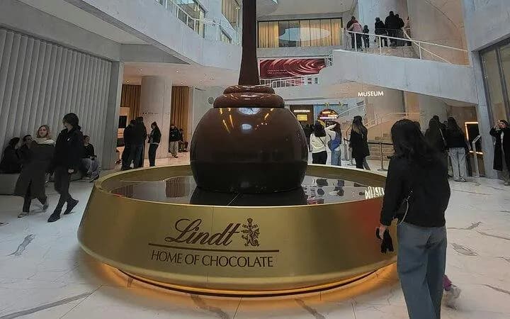 Zurich Private City Tour with Lake Zurich Cruise and Lindt Home of Chocolate