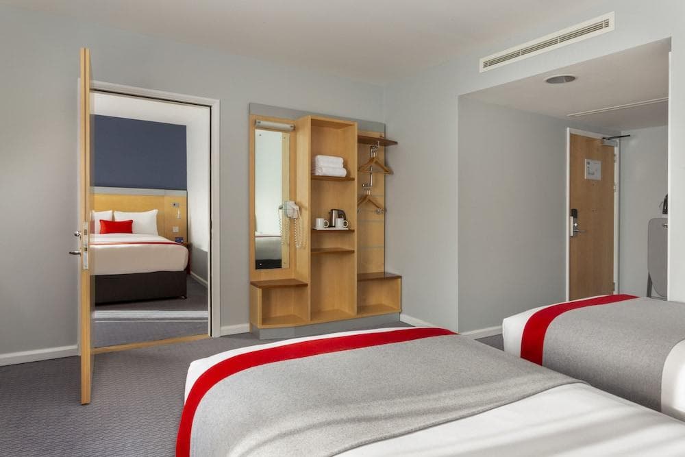 HOLIDAY INN EXPRESS