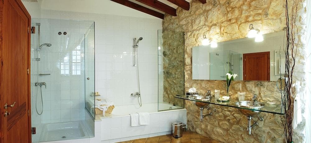 CAS COMTE PETIT HOTEL & SPA